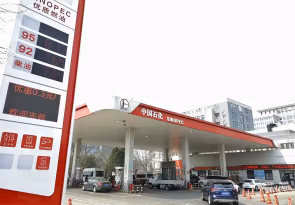 Car owners refuel at a gas station in Shijingshan district, Beijing on March 23, 2026, the day when the National Development and Reform Commission announced a temporary adjustment to refined oil prices. Photo: Li Hao/GT.