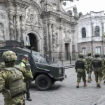Members of Ecuador’s Police and Army guard a street this Wednesday during the visit of the U.S. special envoy for the Americas Shield, Kristi Noem, to the Government Palace in Quito. Photo: EFE.