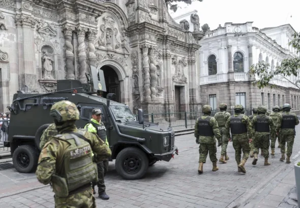 Members of Ecuador’s Police and Army guard a street this Wednesday during the visit of the U.S. special envoy for the Americas Shield, Kristi Noem, to the Government Palace in Quito. Photo: EFE.