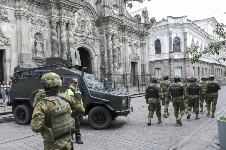 Members of Ecuador’s Police and Army guard a street this Wednesday during the visit of the U.S. special envoy for the Americas Shield, Kristi Noem, to the Government Palace in Quito. Photo: EFE.