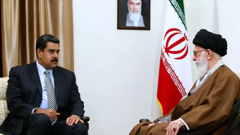 Venezuelan President Nicolas Maduro, left, met the supreme leader of Iran, Ayatollah Ali Khamenei, in Tehran on Oct. 22, 2016. Photo: Supreme Leader Press Office/Anadolu Agency/file photo.