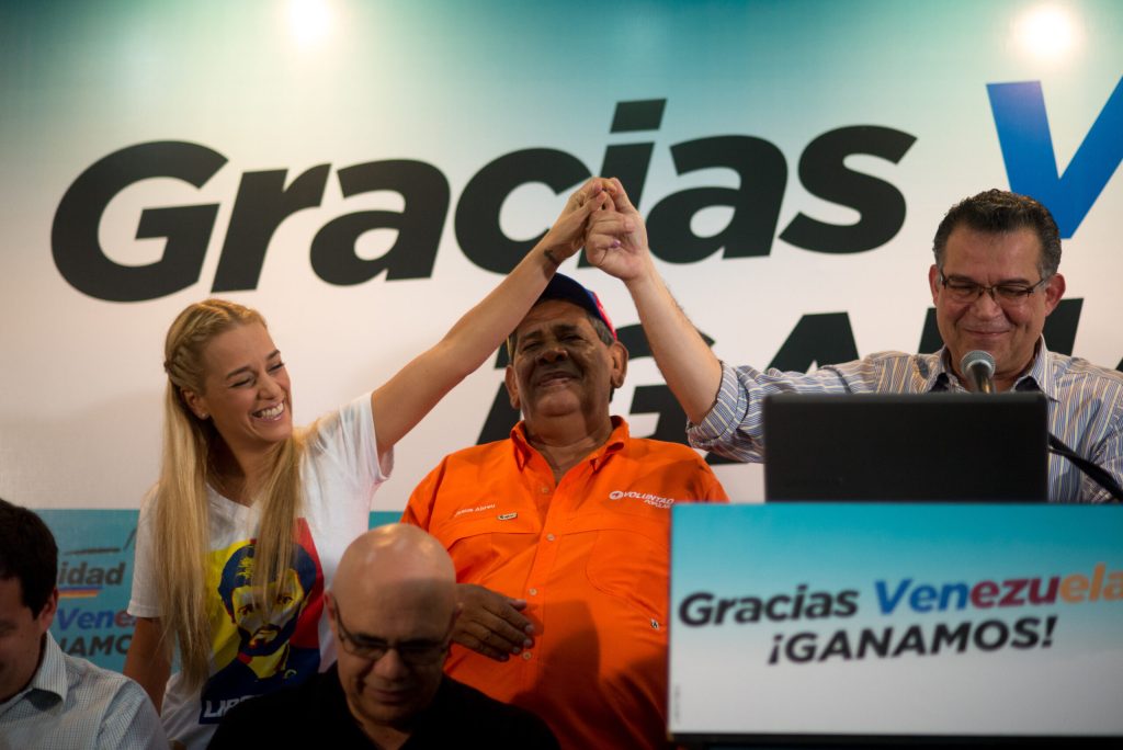 Lilian Tintori, wife of far-right opposition politician Leopoldo Lopez, joins reelected opposition lawmaker Enrique Marquez at a news conference in Caracas, Venezuela in 2015. Photo: EFE/file photo.