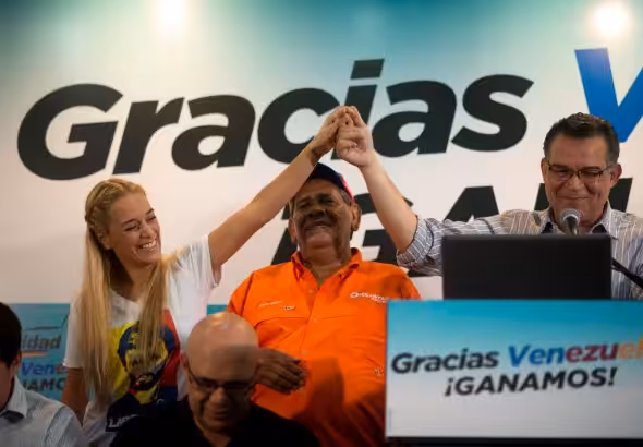 Lilian Tintori, wife of far-right opposition politician Leopoldo Lopez, joins reelected opposition lawmaker Enrique Marquez at a news conference in Caracas, Venezuela in 2015. Photo: EFE/file photo.