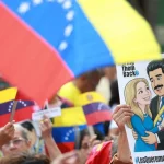 Demonstrators in Caracas hold a banner depicting Venezuelan President Nicolás Maduro and First Lady Cilia Flores with the slogan "Bring Them Back," demanding their release from illegal US imprisonment. Photo: Telesur.