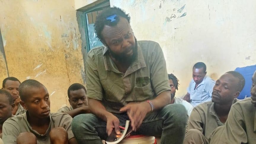 Kenyan communist leader Booker Omole educating inmates in a prison cell. Photo: X/@BookerBiro.