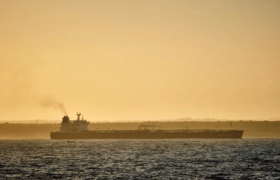 The Russian oil tanker Anatoli Kolodkin, on March 31, 2026, in Matanzas Bay, Cuba. Photo: EFE.