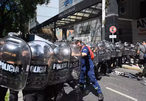 A protester tries to get past the police barricade in front of the Ministry of Labor in Buenos Aires, Argentina, March 4, 2026. Photo: Juan Ignacio Roncoroni/AFP.