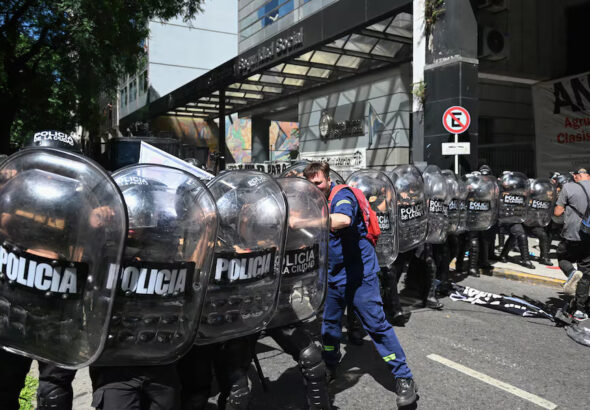 A protester tries to get past the police barricade in front of the Ministry of Labor in Buenos Aires, Argentina, March 4, 2026. Photo: Juan Ignacio Roncoroni/AFP.