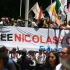 Marchers in Plaza Bolívar, Caracas, Venezuela, hold a banner demanding freedom for President Nicolás Maduro and First Lady Cilia Flores from US imprisonment. Photo: Telesur.