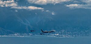Two US F-35s and a KC-46 "patrolling" the coast of La Guaira state, Venezuela, in an alleged joint exercise. Photo: X/@Southcom.