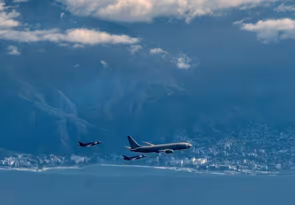 Two US F-35s and a KC-46 "patrolling" the coast of La Guaira state, Venezuela, in an alleged joint exercise. Photo: X/@Southcom.