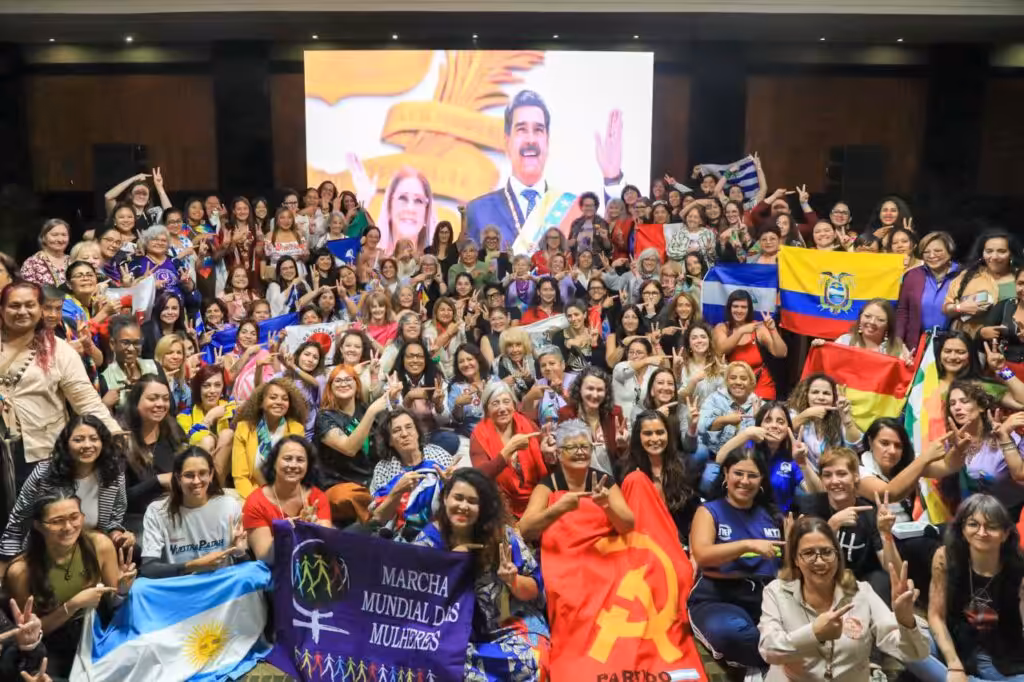 Women's brigades from 22 countries participate in a solidarity meet in Caracas in defense of Venezuela's sovereignty. Photo: Venezuelan Ministry of Women.