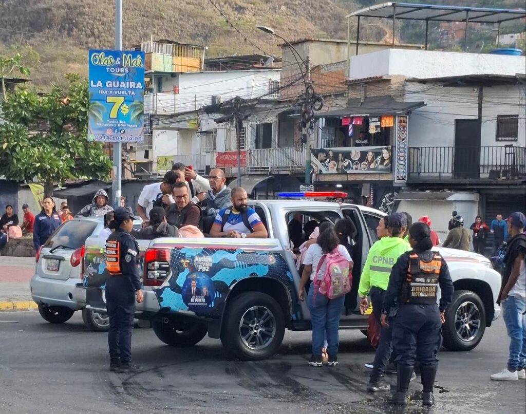 Featured image: Commuters being assisted by a police truck in La Guaira, a suburb of Caracas, during a bus strike on Monday, March 16, 2026. Photo: X/@ElPitazoTV.