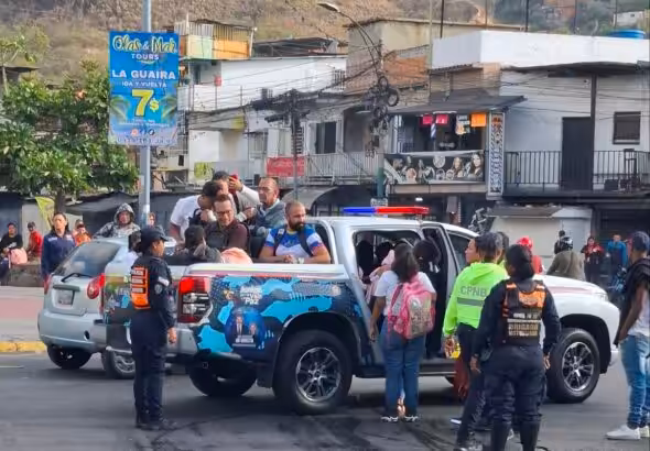 Featured image: Commuters being assisted by a police truck in La Guaira, a suburb of Caracas, during a bus strike on Monday, March 16, 2026. Photo: X/@ElPitazoTV.