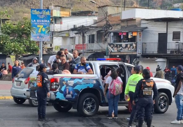 Featured image: Commuters being assisted by a police truck in La Guaira, a suburb of Caracas, during a bus strike on Monday, March 16, 2026. Photo: X/@ElPitazoTV.