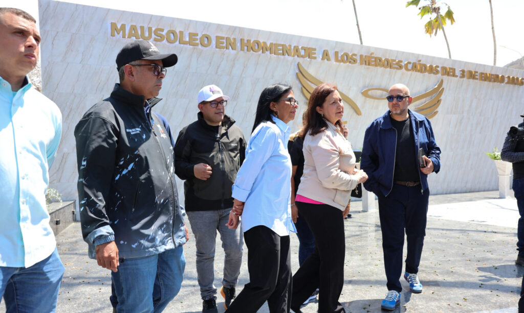 Acting President Delcy Rodríguez visits the new memorial. Photo: Correo de Orinoco.