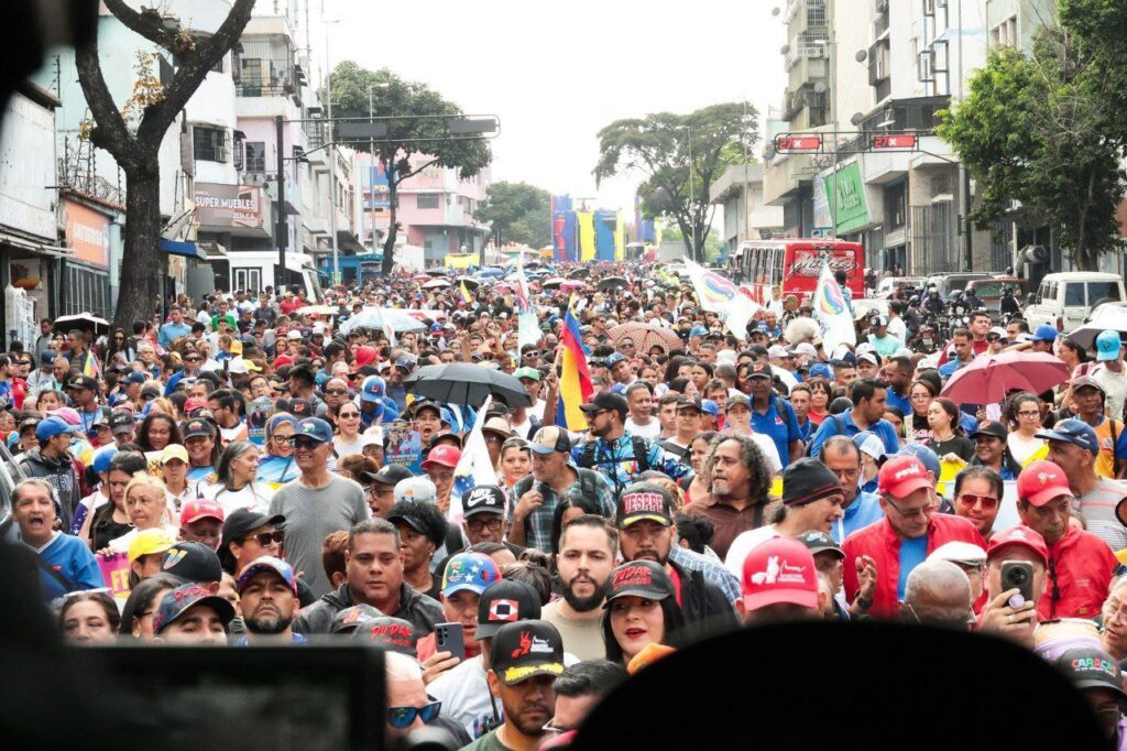 Venezuelans march en masse on Avenida Sucre in Catia, Caracas, on Tuesday, March 3, demanding the release of President Nicolás Maduro and his wife, Deputy Cilia Flores. Photo: Instagram/@partidopsuv.