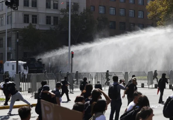 The protest, convened by the Coordinating Assembly of High School Students, advanced towards the former National Congress, where it was strongly repressed. Photo: EFE.