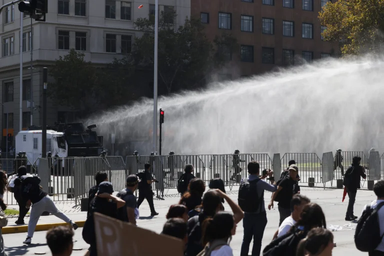 The protest, convened by the Coordinating Assembly of High School Students, advanced towards the former National Congress, where it was strongly repressed. Photo: EFE.