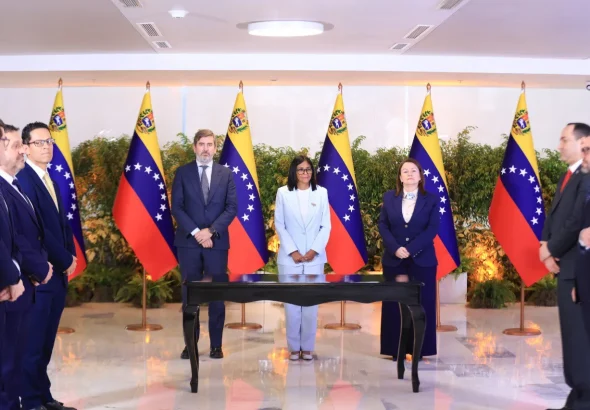 The acting president of Venezuela, Delcy Rodríguez, with representatives of European energy corporations Repsol and Eni at the signing of the agreement fot the Cardon IV gas project, March 12, 2026. Photo: Presidential Press.