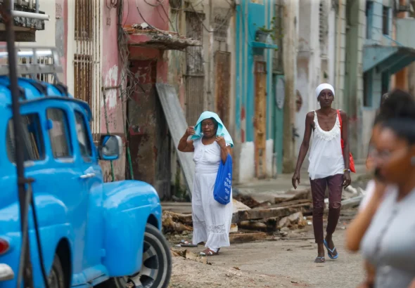 Photo of people walking on a street in Cuba. Photo: EFE.