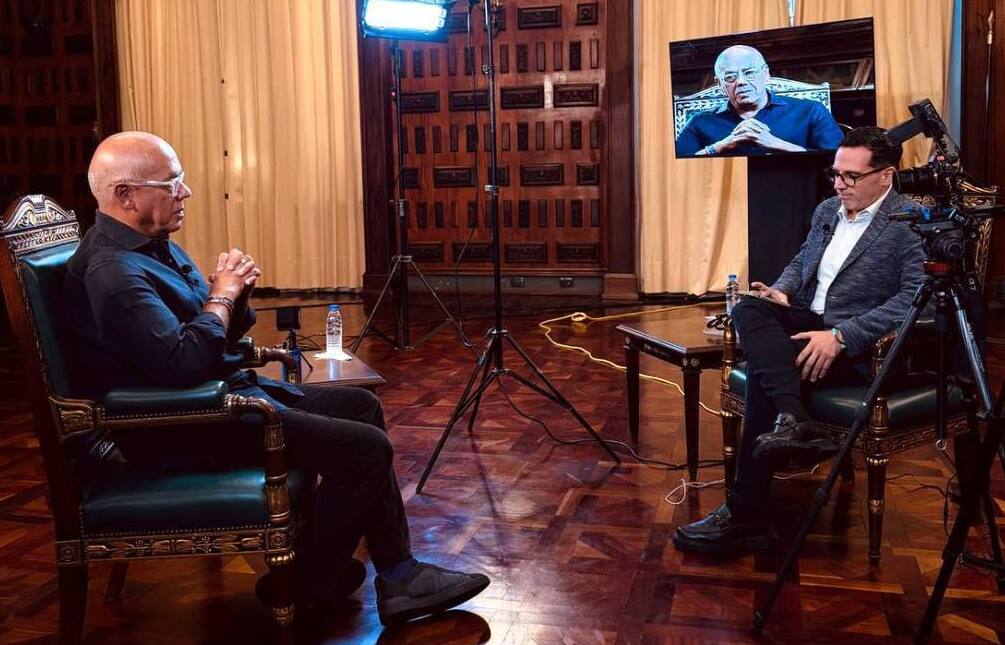 Venezuela’s National Assembly President Jorge Rodríguez speaks with journalist Luis Olavarrieta. Photo: Asamblea Nacional / Willmer Errades.