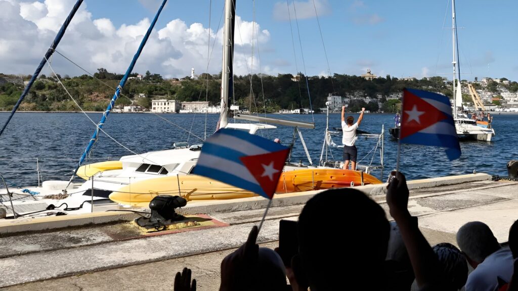 Cubans welcome activists and crew members of the sailboats Friendship and Tiger Moth, part of the Nuestra América convoy, which arrived on March 28 at the port of Havana with humanitarian aid. Photo: EFE.