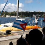 Cubans welcome activists and crew members of the sailboats Friendship and Tiger Moth, part of the Nuestra América convoy, which arrived on March 28 at the port of Havana with humanitarian aid. Photo: EFE.