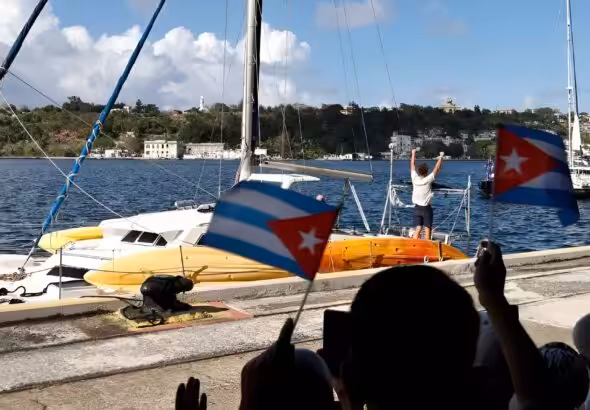Cubans welcome activists and crew members of the sailboats Friendship and Tiger Moth, part of the Nuestra América convoy, which arrived on March 28 at the port of Havana with humanitarian aid. Photo: EFE.