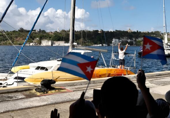 Cubans welcome activists and crew members of the sailboats Friendship and Tiger Moth, part of the Nuestra América convoy, which arrived on March 28 at the port of Havana with humanitarian aid. Photo: EFE.
