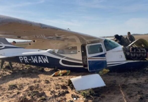 FANB officials inspect the drug jet shot down. Photo: Ministry of the Interior, Justice and Peace.