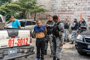 Salvadoran police arrest a man. Photo: National Geographic.