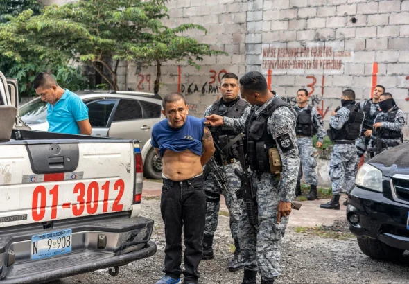 Salvadoran police arrest a man. Photo: National Geographic.