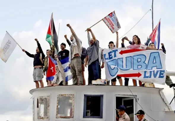 Activists of the Nuestra America Convoy aboard a ship. Photo: EFE.