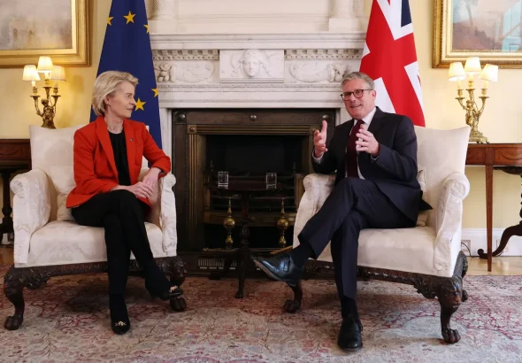 European Commission President Ursula von der Leyen and UK Prime Minister Keir Starmer in a May 2025 meeting. Photo: Andy Rain/EPA/Bloomberg.