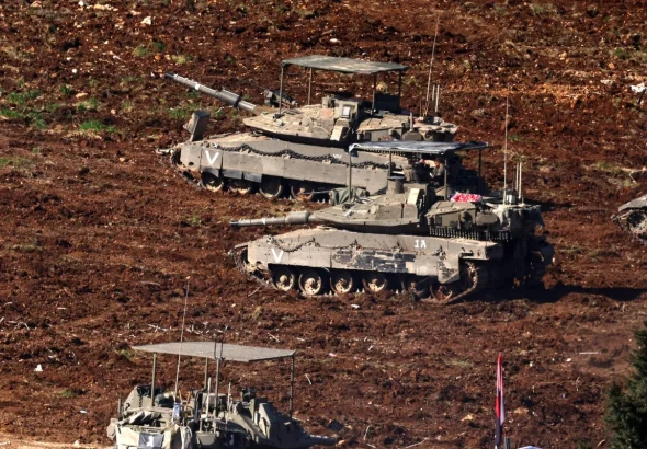 Tanks of the Zionist entity invading Lebanon. Photo: AFP.