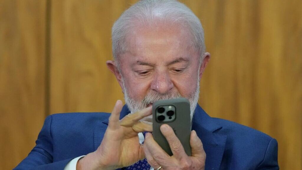 Brazilian President Luiz Inácio Lula da Silva using a smartphone. Photo: AP/Eraldo Peres.