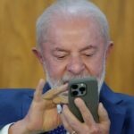 Brazilian President Luiz Inácio Lula da Silva using a smartphone. Photo: AP/Eraldo Peres.