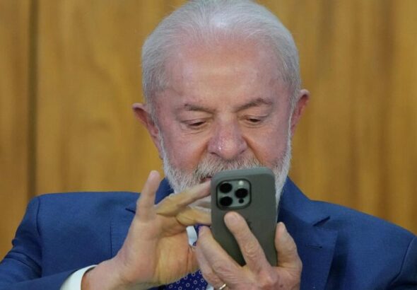 Brazilian President Luiz Inácio Lula da Silva using a smartphone. Photo: AP/Eraldo Peres.