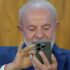 Brazilian President Luiz Inácio Lula da Silva using a smartphone. Photo: AP/Eraldo Peres.