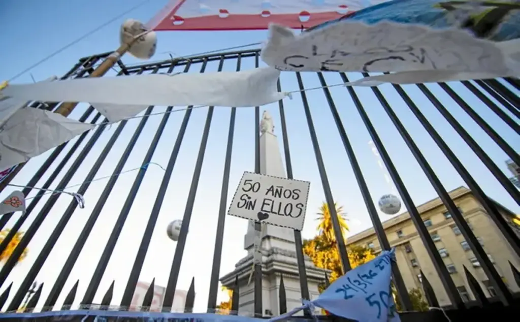 A sign commemorates the disappeared and the stolen babies during the last dictatorship in Argentina. Photo: X/ @naiz_info.