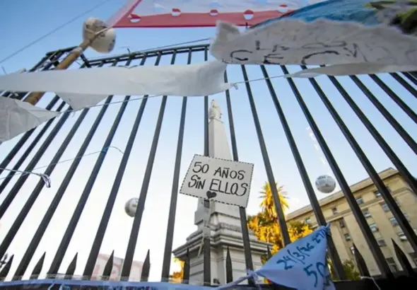 A sign commemorates the disappeared and the stolen babies during the last dictatorship in Argentina. Photo: X/ @naiz_info.