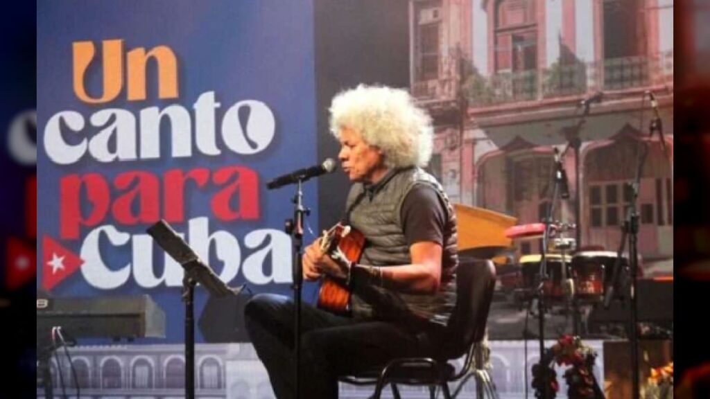 Venezuelan troubadour Leonel Ruiz performing during the A Song for Cuba concert at the Teresa Carreño Theater in Caracas, Venezuela. Photo: Con el Mazo Dando.