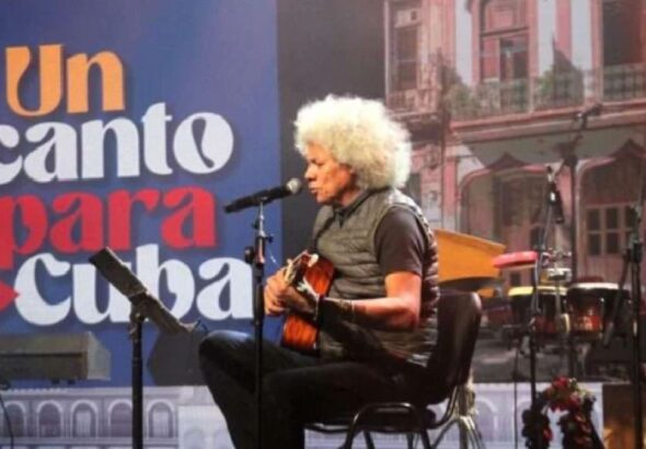 Venezuelan troubadour Leonel Ruiz performing during the A Song for Cuba concert at the Teresa Carreño Theater in Caracas, Venezuela. Photo: Con el Mazo Dando.