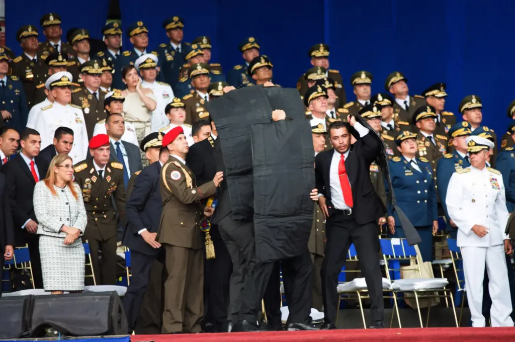 Members of the Venezuelan Presidential Honor Guard protect President Nicolas Maduro after a drone exploded near the front of the presidential stage in Caracas on Aug. 4, 2018. Photo: Zuma Press/Xinhua/file photo.