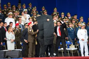 Members of the Venezuelan Presidential Honor Guard protect President Nicolas Maduro after a drone exploded near the front of the presidential stage in Caracas on Aug. 4, 2018. Photo: Zuma Press/Xinhua/file photo.