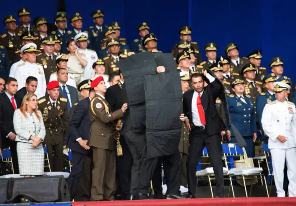 Members of the Venezuelan Presidential Honor Guard protect President Nicolas Maduro after a drone exploded near the front of the presidential stage in Caracas on Aug. 4, 2018. Photo: Zuma Press/Xinhua/file photo.