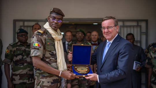 Mali's defense minister, Sadio Camara, and his German counterpart, Boris Pistorius, in Bamako, April 14, 2023. Photo: © Michael Kappeler / picture alliance via Getty Images.