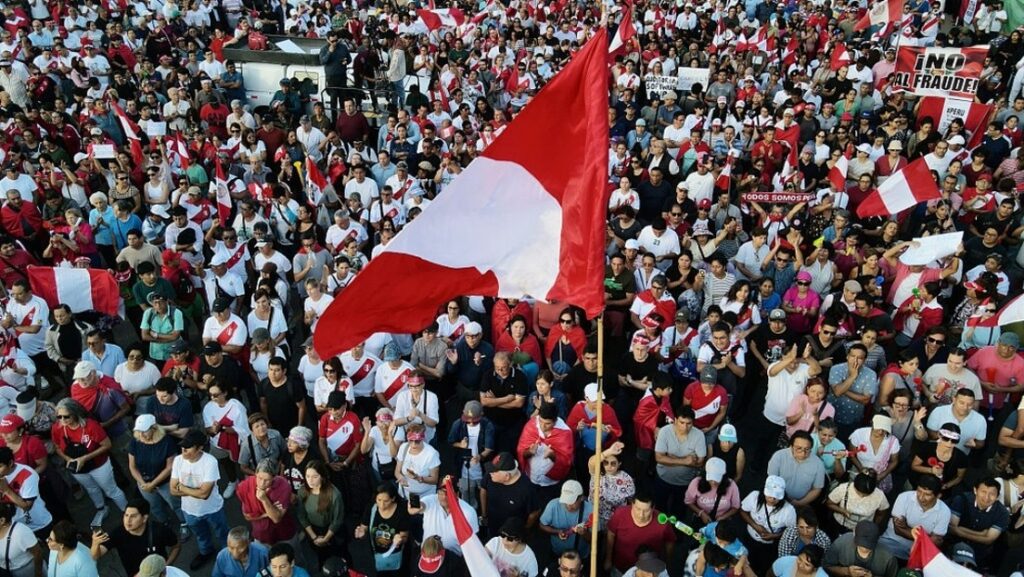 Citizens take to the streets amid political uncertainty following Peru's April 19, 2026 elections in Lima. Photo: Klebher Vásquez/Anadolu via Getty Images.