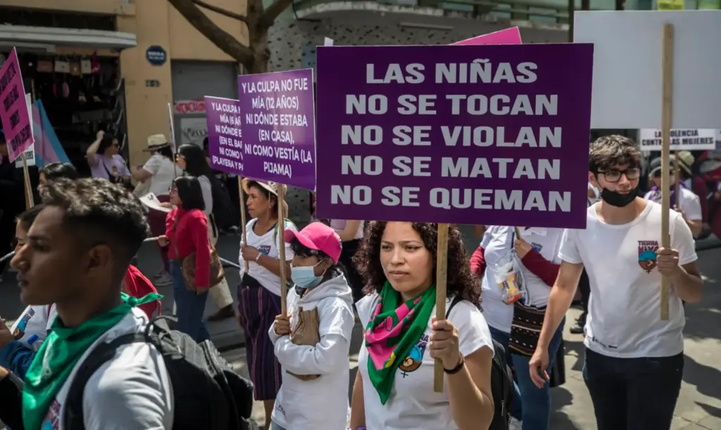 Guatemalans protesting against the sexual abuse of minors. Photo: EFE.
